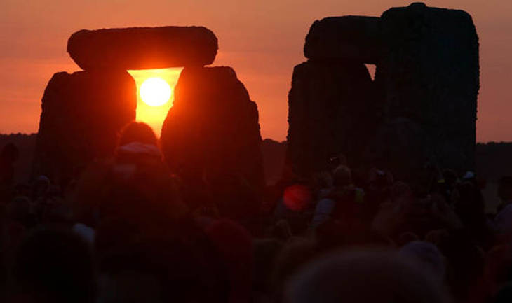 The-sun-shines-through-Stonehenge