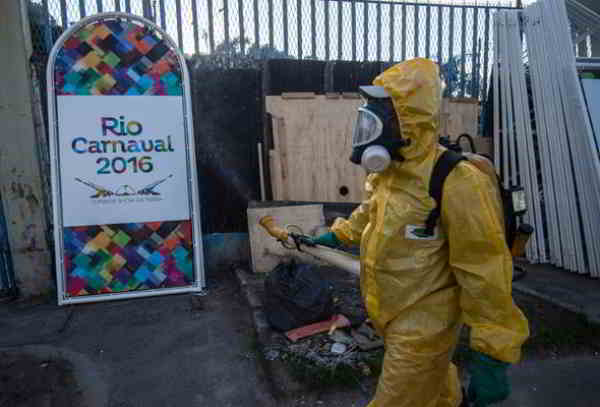 Des produits chimiques anti Zika sont pulvérisés dans les lieux publics à Rio de Janeiro, Brésil
