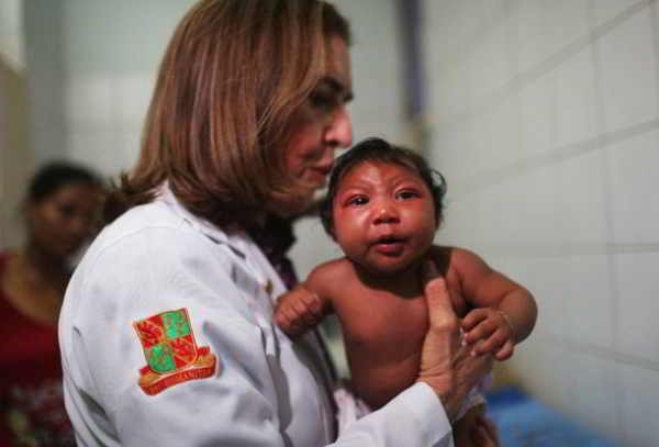 Dr Angela Rocha examine un bébé au Brésil