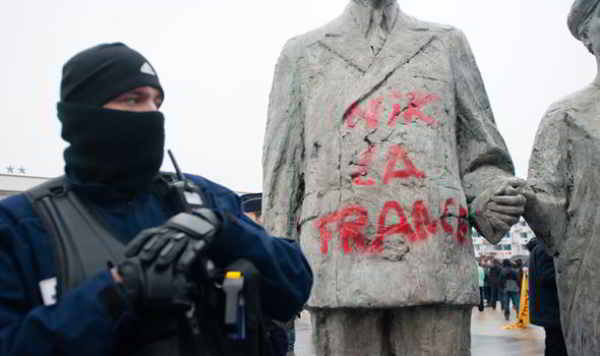 statues-calais-militants