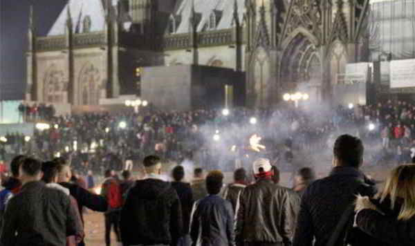 La scène extérieure à la cathédrale de Cologne la nuit des attaques