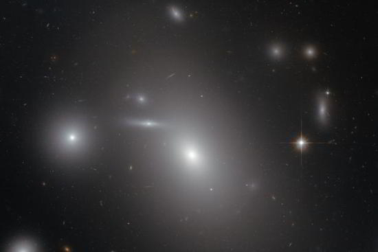 galaxie_NGC4889-spatial hubble