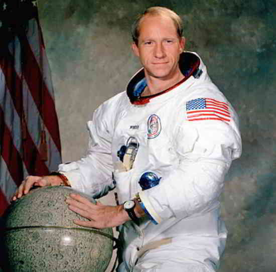 Le pilote du module Apollo 15 Al Worden dit qu'il a un esprit très ouvert sur ce qui aurait pu se passer.