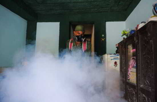 Un soldat cubain vaporise un produit contre le moustique Aedes aegypti pour empêcher la propagation du virus Zika à La Havane