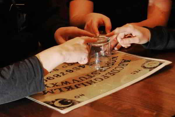 Un groupe d'enquêteurs paranormaux essaye de communiquer avec les morts en utilisant une planche Ouija