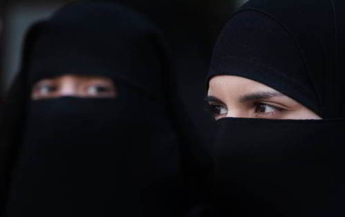 Les femmes ont été informées qu'elles ne pourraient pas s'asseoir avec les hommes