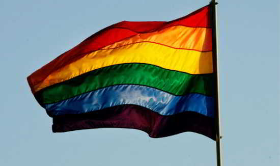Un homme a été arrêté pour avoir hissé le drapeau LGBT en Arabie saoudite