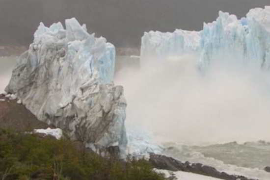 Les images capturées au moment où le pont de glace s'effondre dans le lac