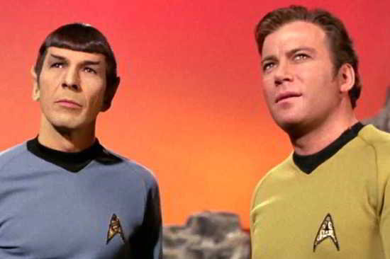 Capitaine Kirk avec M. Spock dans la série à succès Star Trek