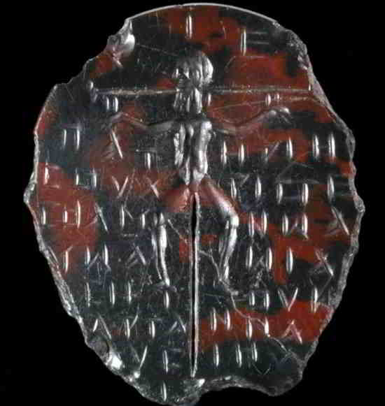 Artefact : Une pierre Constanza avec le Christ crucifié, entouré de 12 apôtres