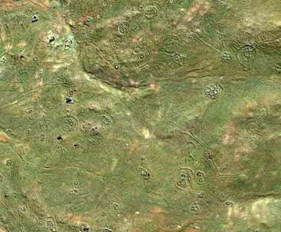 Capture d'écran de Google Earth montrant une petite zone en Afrique du Sud, qui est riche en terrassement anciens avec des structures de pierre (Google Earth)