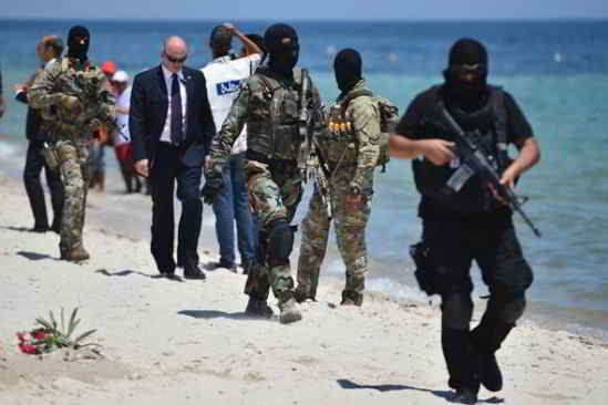 Des policiers armés patrouillaient sur les plages après la mort de 38 personnes quand un homme armé a ouvert le feu en Tunisie
