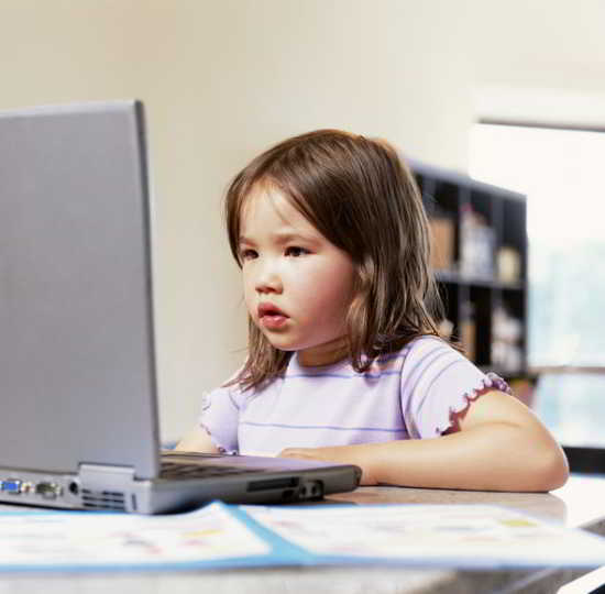 Les enfants vont maintenant sur Internet à partir d'un très jeune âge