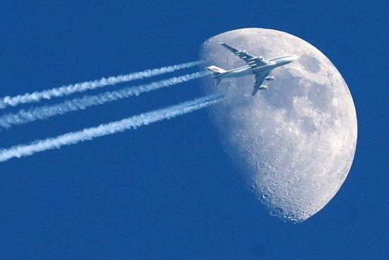 A-jumbo-jet-is-pictured-leaving-vapour-trails-over-Berlin