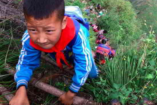 Ils doivent faire l'ascension toutes les deux semaines (Image : Chinatopix via AP)