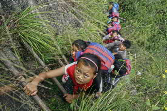 Dire que certains de nos enfants trouvent difficile de se déplacer jusqu'à l'école (Image : Chinatopix via AP)