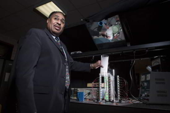 Dr. Ronald Mallett pendant une expérience avec de la neige carbonique - Photo : Scott Eisen / Bloomberg via Getty Images