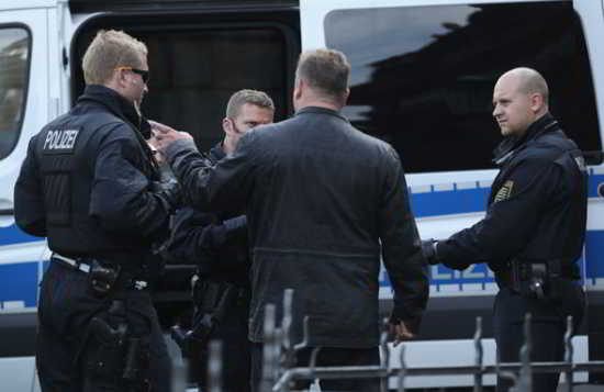 La police de Dresde parle à un "homme suspect" en dehors de la conférence.