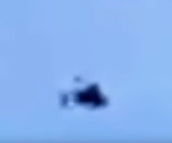 Les chasseurs d'ovnis prétendent que l'objet semble être un "changeur de forme" quand il se déplace à travers le ciel