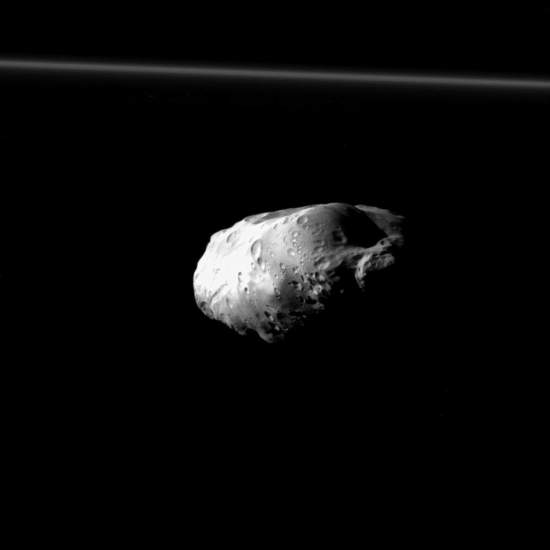 Prométhée en suspension dans un des anneaux de Saturne