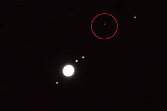 L'astronome a suivi l'objet non identifié pendant 10 minutes avant qu'il ne disparaisse