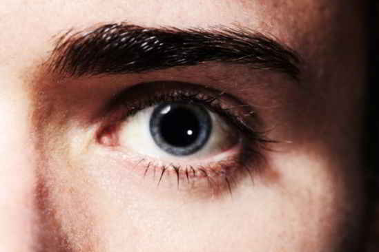 La machine mesurait la dilatation de la pupille quand les sujets regardaient une série de photos érotiques d'hommes. (Image : Getty)