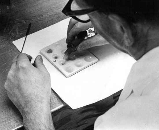 Un scientifique des années 60 analyse un échantillon de LSD (Photo : Getty Images)