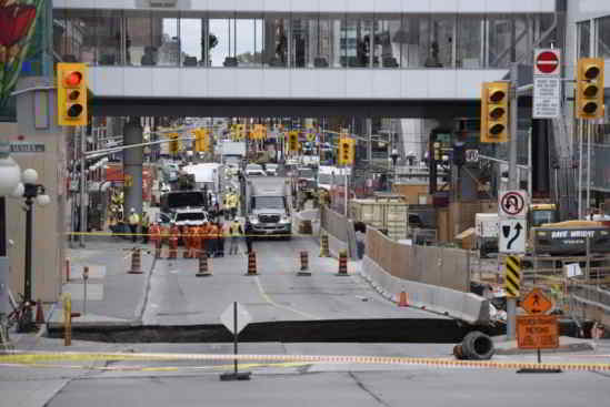Un fourgon est tombé dans le gouffre (Photo : Ap / Presse canadienne)