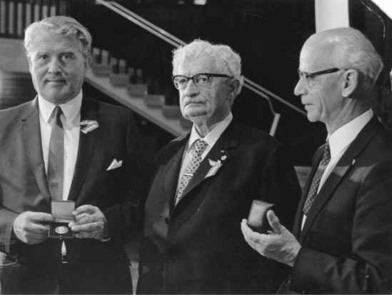 Wernher von Braun (à gauche); Ernst Stuhlinger et Hermann Oberth (à droite) en 1969 (Photo : Getty Images)