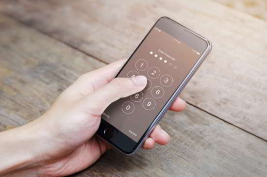 Les pouces travaillent sur des téléphones dont la taille a eu tendance à s’agrandir. © oatawa, Shutterstock