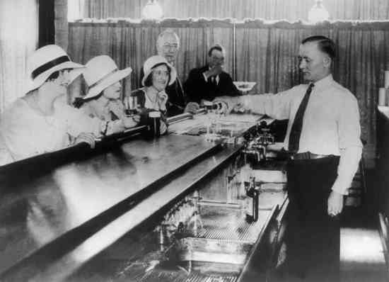 Bar clandestin à New York en 1930. (Photo : Getty)