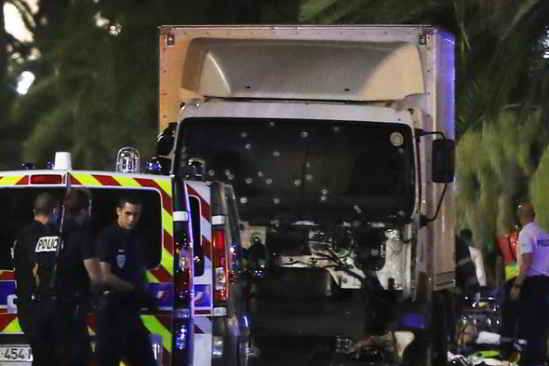 Mohamed Lahouaiej-Bouhlel a foncé avec un camion dans la foule qui regardait le feu d'artifice du 14 juillet