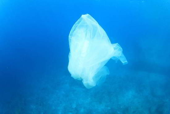 Sac plastique dans l'océan via Shutterstock