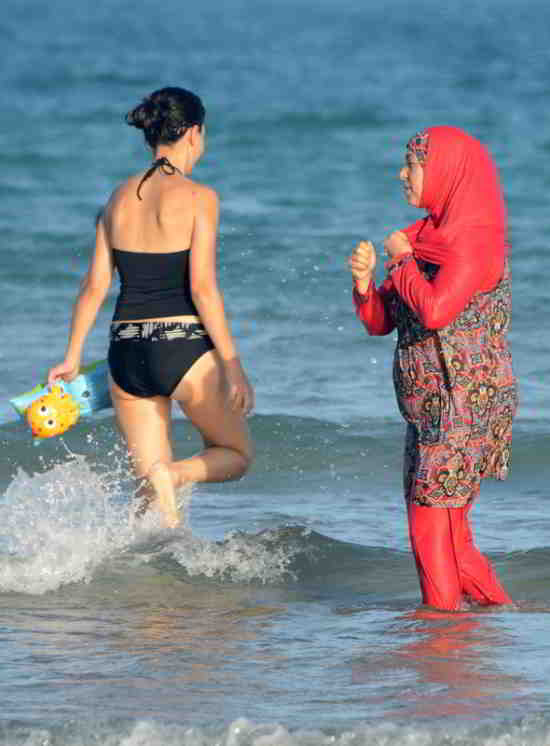 Une femme en Tunisie porte le maillot de bain complet du corps conçu pour les femmes musulmanes