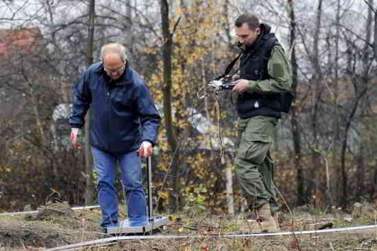 Les experts utilisent un radar à pénétration de sol pour inspecter la zone