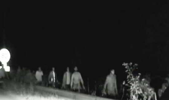 Les passeurs indiquent aux migrants quand monter dans les camions