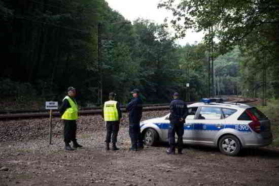 Les policiers polonais se tiennent à côté de la ligne de chemin de fer entre Breslau et Waldenburg