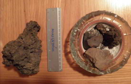 La roche, qui serait magnétique, fait environ 10 cm de longueur