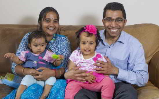 Rakshita avec sa mère, Kavita, sa sœur et son papa, Ramesh (Photo : Centre de presse)