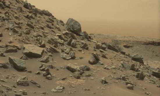 Arrivé il y a un mois dans la région des Butes de Murray, le robot devrait poursuivre sa route vers le Sud, pour commencer l’ascension du Mont Sharp, à la recherche de roches formées en présence d’eau liquide. Crédit: JPL / NASA