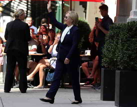 Mme Clinton a dit qu'elle se sentait «super bien», quand elle a quitté hier l'appartement de sa fille à New York