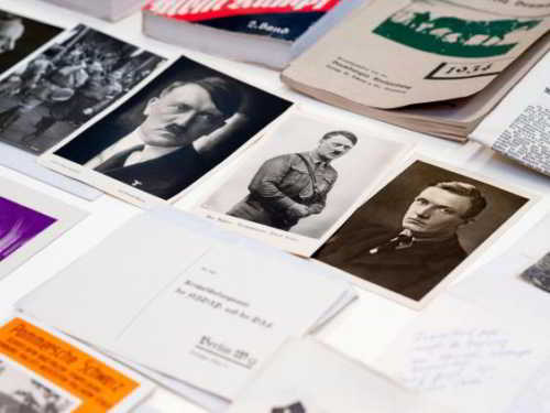 Des photographies, journaux, documents, copies du livre «Mein Kampf» et des pièces de monnaie d'une capsule de temps sont présentés au Musée national de Szczecin (EPA)
