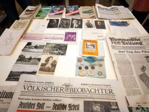 Des photographies, journaux, documents, copies du livre «Mein Kampf» et des pièces de monnaie d'une capsule de temps sont présentés au Musée national de Szczecin (EPA)