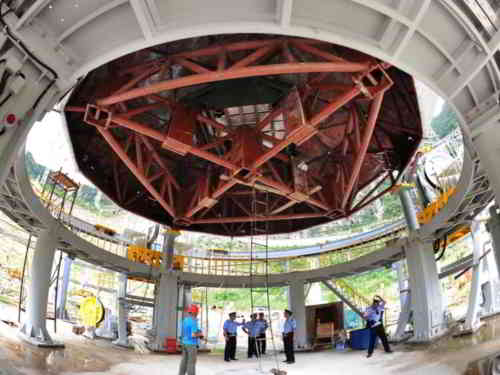 Les ingénieurs travaillent sur le télescope colossal en juillet 2015