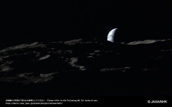 JAXA / NHK Dans ce plan fixe de la caméra HDTV à bord du vaisseau spatial Kaguya, la Terre semble définir l'horizon lunaire que les engins spatiaux se déplace autour de la lune dans son orbite polaire. Ce point de vue provient d'une altitude d'environ 100 km en Janvier 2008.