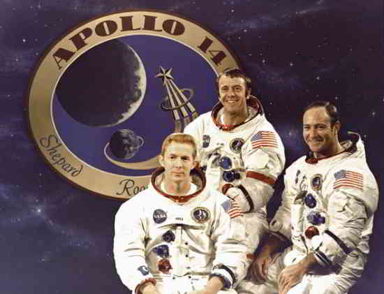 L'équipage d'Apollo 14 avec Edgar D. Mitchell, qui a écrit l'e-mail, sur le côté droit