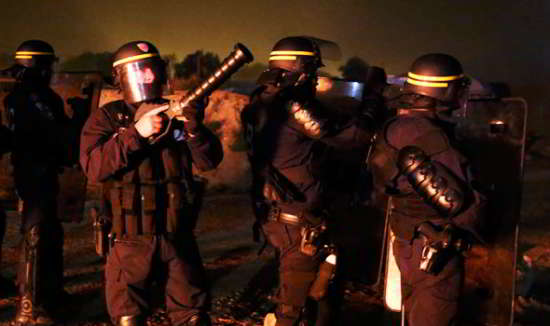 On estime que 1.200 policiers anti-émeute ont été envoyés pour aider à l'évacuation du camp