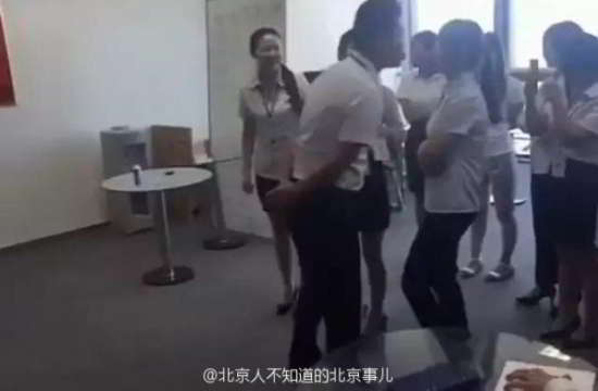 kissing-the-boss2
