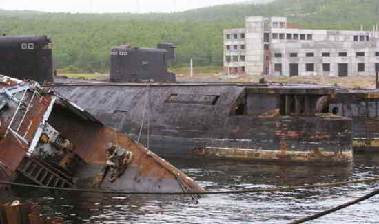 Les sous-marins russes mis au rebut sont laissés dispersés sur le site de Kola, qui a fermé dans les années 1990