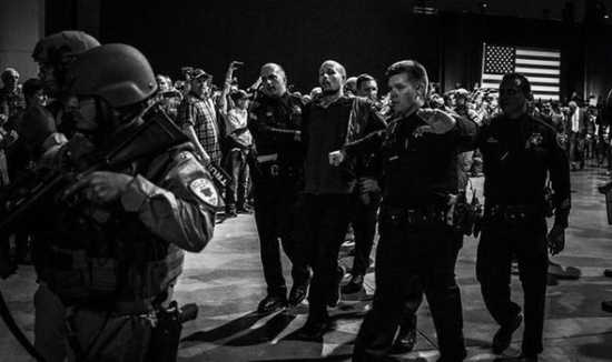 Le protestataire Austyn Crites a été intercepté par la police accompagnée par une équipe du SWAT